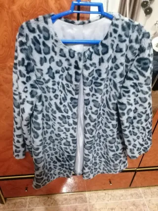 Abrigo estampado leopardo gris