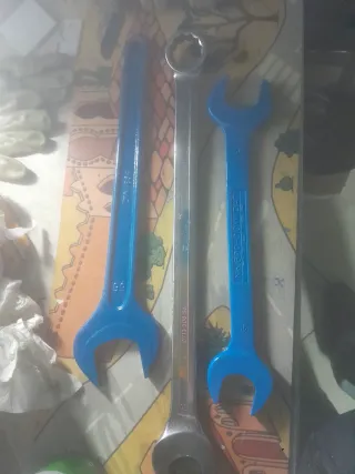 Tris chiavi blu e argento