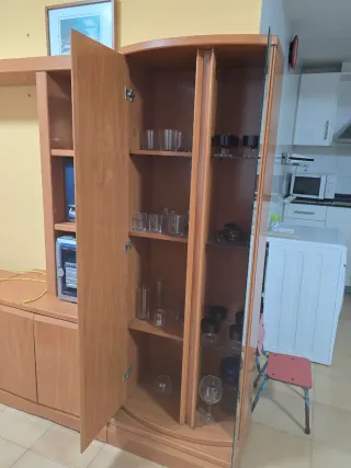 Mueble de comedor madera y cristal