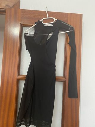 Vestido negro con transparencias