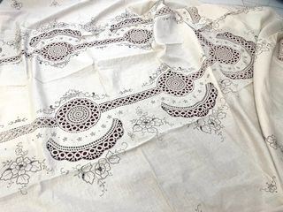 Tovaglia in lino ricamata per 12 + tovaglioli