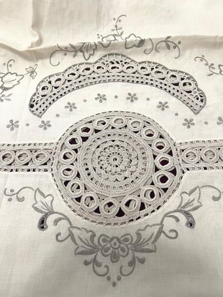 Tovaglia in lino ricamata per 12 + tovaglioli