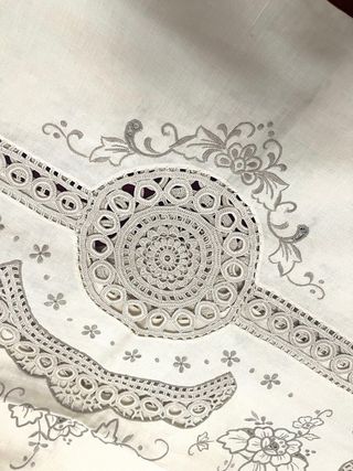 Tovaglia in lino ricamata per 12 + tovaglioli