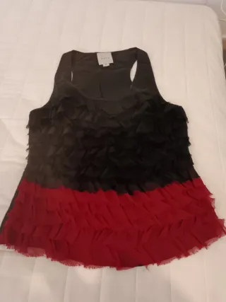 Elegante top con volantes negro y rojo