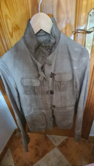 Chaqueta de piel marrón estilo militar