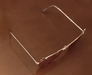 Gafas de sol rosas con montura dorada de palmeras