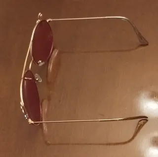 Gafas de sol rosas con montura dorada de palmeras