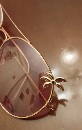 Gafas de sol rosas con montura dorada de palmeras