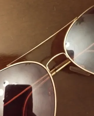 Gafas de sol rosas con montura dorada de palmeras