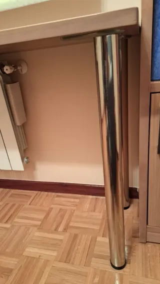 Escritorio madera con cajonera y patas metal.