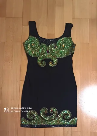 Vestido fiesta pedrería negro y verde. LEER.