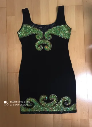 Vestido fiesta pedrería negro y verde. LEER.