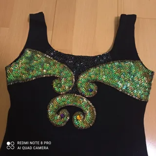 Vestido fiesta pedrería negro y verde. LEER.