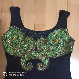 Vestido fiesta pedrería negro y verde. LEER.