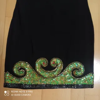 Vestido fiesta pedrería negro y verde. LEER.