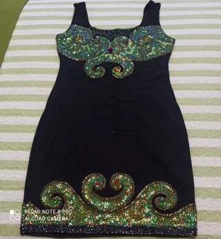 Vestido fiesta pedrería negro y verde. LEER.