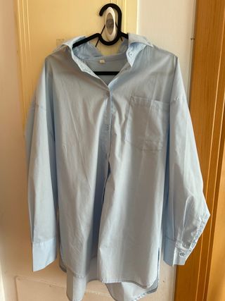 Camisa larga azul oversize