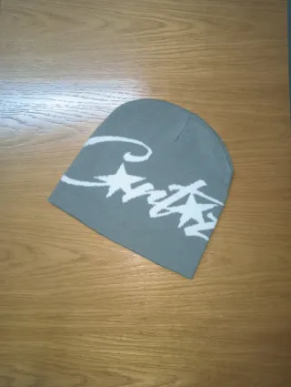 Gorro de lana gris con estrellas blancas