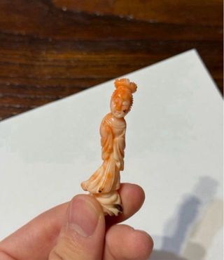 Antica statuetta cinese in corallo