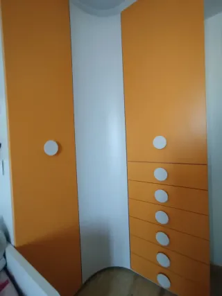 Armario de esquina naranja y blanco