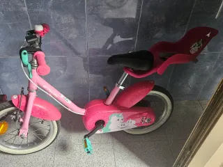 Bicicleta infantil rosa con asiento trasero