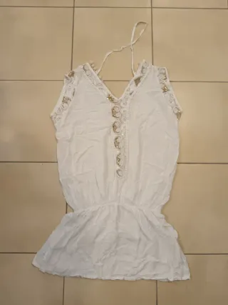 Camiseta blanca sin mangas con adornos