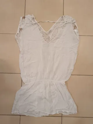 Camiseta blanca sin mangas con adornos