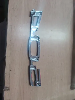 Insignia Peugeot 504 Cromada