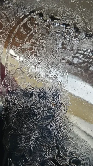 Bandeja antigua plateada decorada