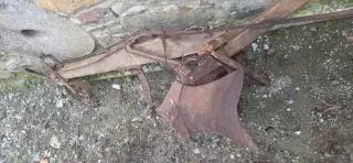Arado antiguo de madera y hierro  para restaurar