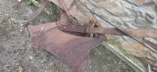 Arado antiguo de madera y hierro  para restaurar