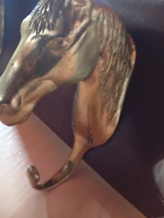 Colgador de pared con cabezas de caballo, antiguo