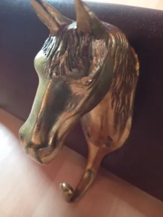 Colgador de pared con cabezas de caballo, antiguo