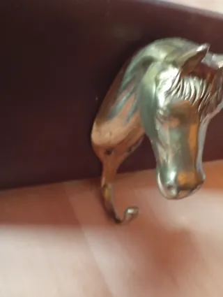 Colgador de pared con cabezas de caballo, antiguo