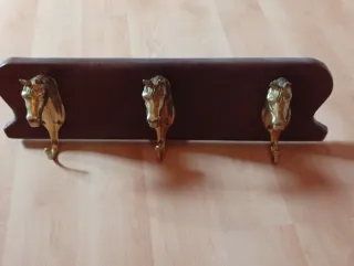 Colgador de pared con cabezas de caballo, antiguo