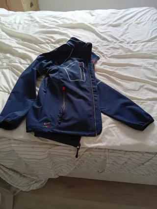 Chaqueta azul impermeable