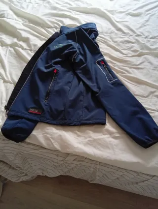 Chaqueta azul impermeable