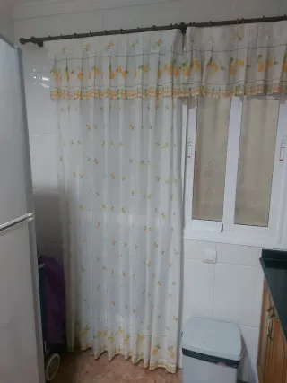 Tende bianche con stampa di limoni