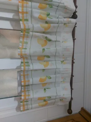 Tende bianche con stampa di limoni