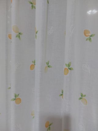 Tende bianche con stampa di limoni