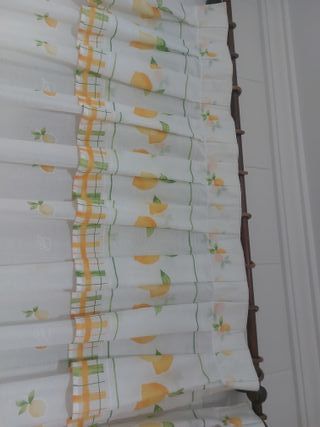 Tende bianche con stampa di limoni