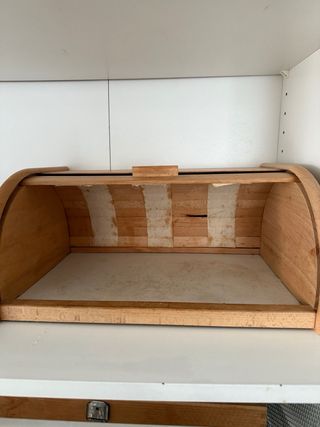 Panera de madera con tapa enrollable