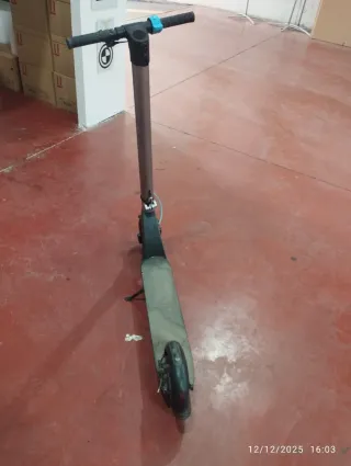 Patinete Eléctrico Gris con Detalles Azules