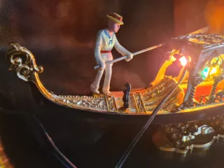 Gondola veneziana vintage con luci