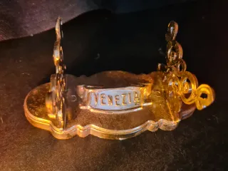 Gondola veneziana vintage con luci