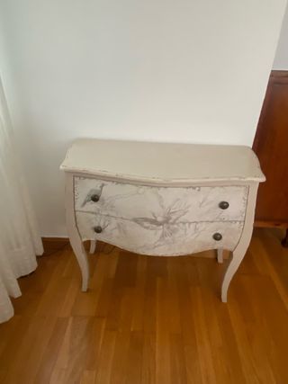 Cómoda vintage con estampado de pájaros