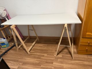Escritorio blanco con patas de madera
