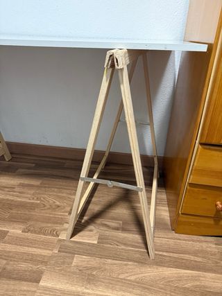 Escritorio blanco con patas de madera