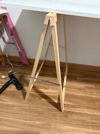 Escritorio blanco con patas de madera