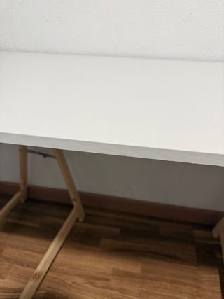 Escritorio blanco con patas de madera